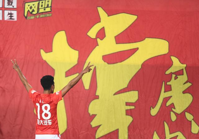 华体会官方入口-广州德比国足两大归化不同命 阿兰出彩艾克森挂彩